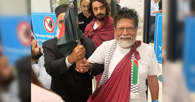 শহিদুল আলমকে স্বাগত জানাচ্ছেন কনসাল জেনারেল মোহাম্মদ মিজানুর রহমান